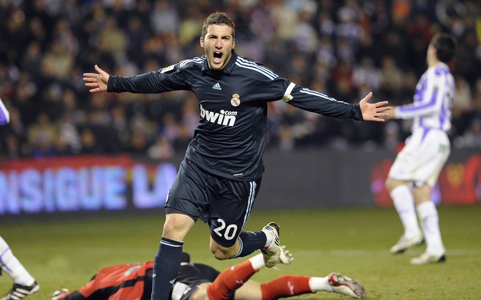 新疆男篮对决NBA活塞，贝恩闪耀大舞台，越是大场面，他越是强得惊人！